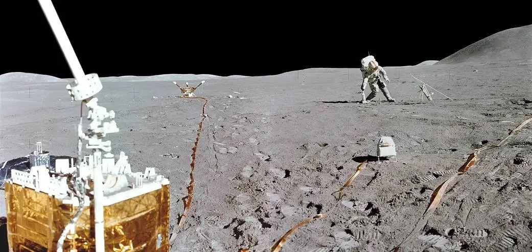 Ova mini-panorama nastala je spajanjem dviju fotografija koje je snimio Jim Irwin, pilot lunarnog modula misije Apollo 15, s lokacije eksperimentalnog paketa Apollo Lunar Surface Experiments Package (ALSEP), na kraju druge mjesečeve šetnje 1. kolovoza 1971. godine. Na slici se vidi zapovjednik misije David R. Scott kako se naginje udesno i odlaže lunarnu bušilicu Apollo Lunar Surface drill nakon završetka rada. 📷 NASA
